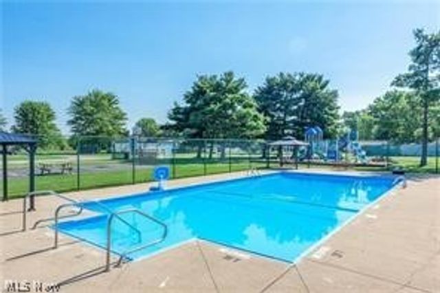 240 Cherry Bottom Glen, Elyria, OH 44035