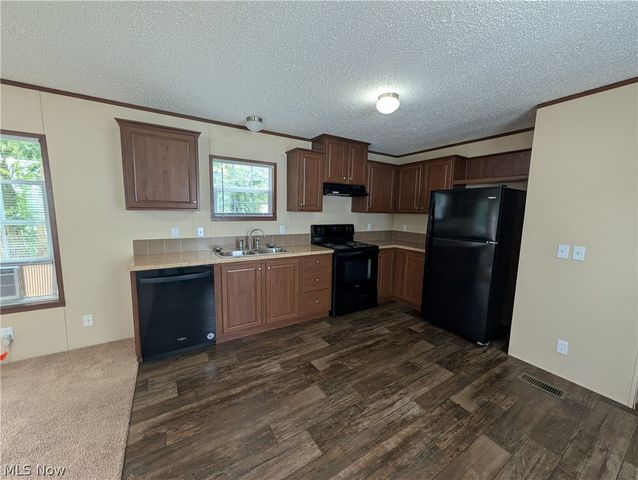 240 Cherry Bottom Glen, Elyria, OH 44035