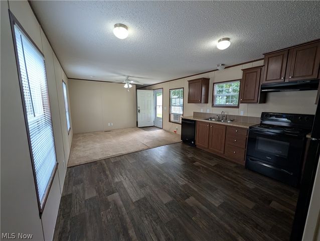 240 Cherry Bottom Glen, Elyria, OH 44035