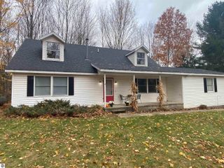 12134 Jonathon Drive, Rapid City, MI 49676