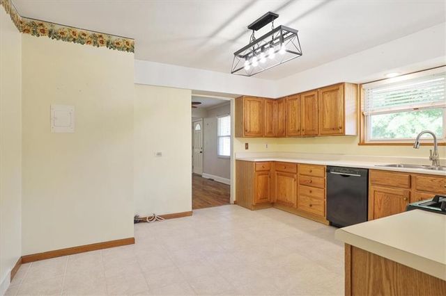 7000 NW Waukomis Drive, Kansas City, MO 64151