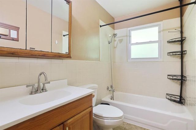 7000 NW Waukomis Drive, Kansas City, MO 64151