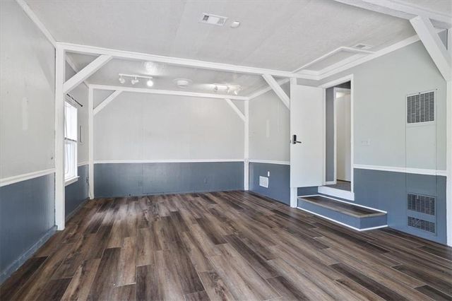 7000 NW Waukomis Drive, Kansas City, MO 64151