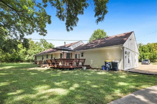 7000 NW Waukomis Drive, Kansas City, MO 64151