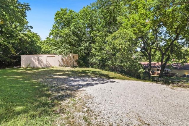 7000 NW Waukomis Drive, Kansas City, MO 64151