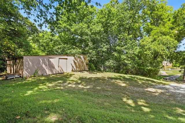 7000 NW Waukomis Drive, Kansas City, MO 64151