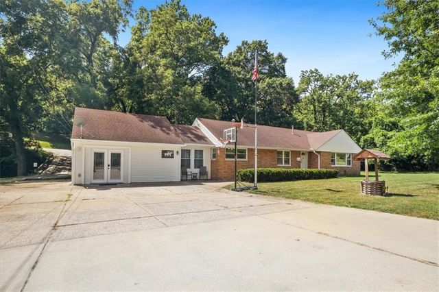 7000 NW Waukomis Drive, Kansas City, MO 64151