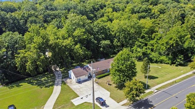 7000 NW Waukomis Drive, Kansas City, MO 64151