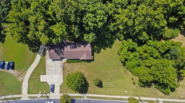 7000 NW Waukomis Drive, Kansas City, MO 64151