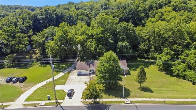 7000 NW Waukomis Drive, Kansas City, MO 64151