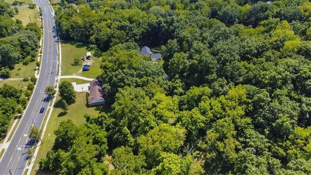 7000 NW Waukomis Drive, Kansas City, MO 64151