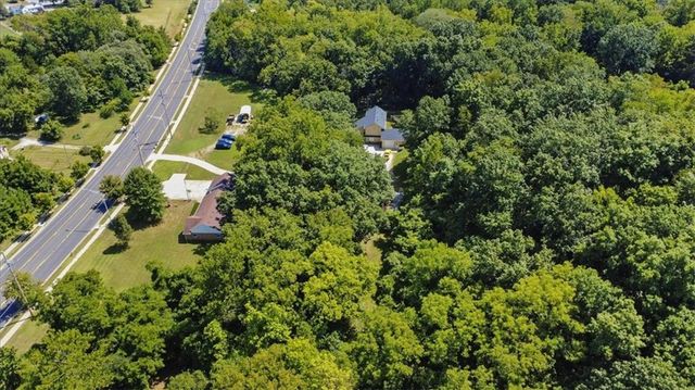 7000 NW Waukomis Drive, Kansas City, MO 64151