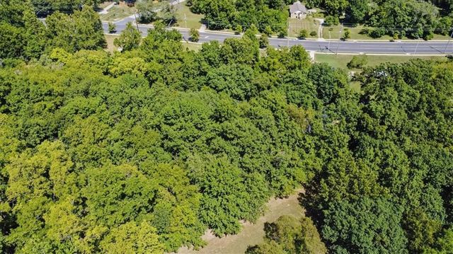 7000 NW Waukomis Drive, Kansas City, MO 64151