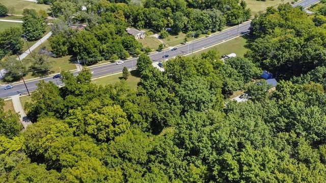 7000 NW Waukomis Drive, Kansas City, MO 64151