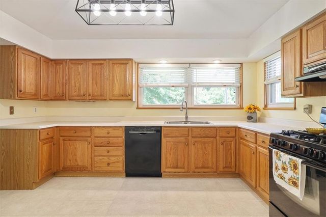 7000 NW Waukomis Drive, Kansas City, MO 64151