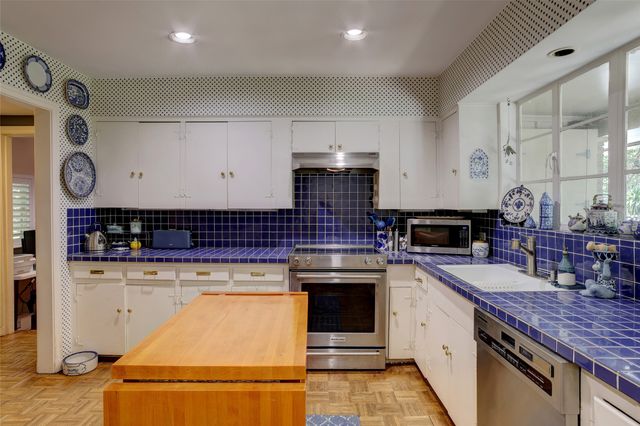 8910 Guernsey Lane, Dallas, TX 75220