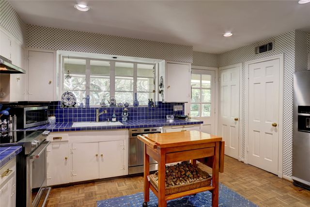 8910 Guernsey Lane, Dallas, TX 75220