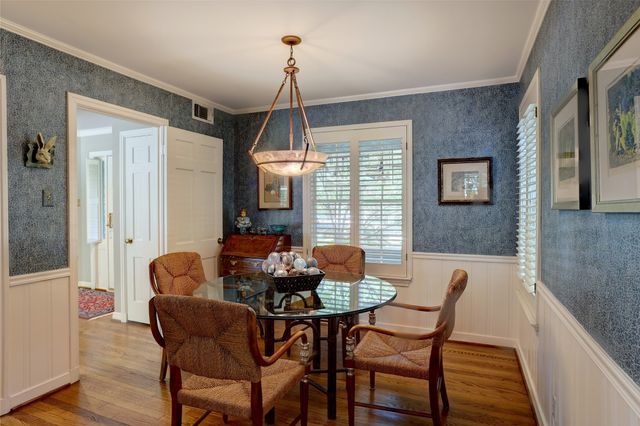 8910 Guernsey Lane, Dallas, TX 75220