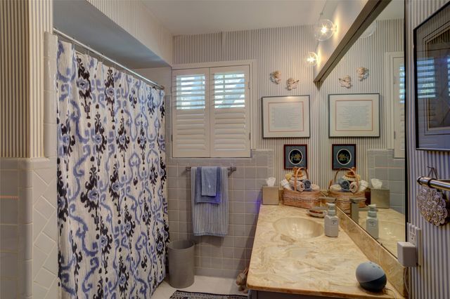 8910 Guernsey Lane, Dallas, TX 75220