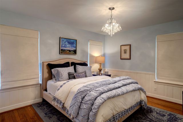 8910 Guernsey Lane, Dallas, TX 75220