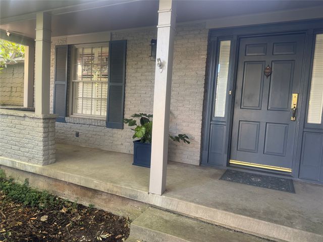 8910 Guernsey Lane, Dallas, TX 75220