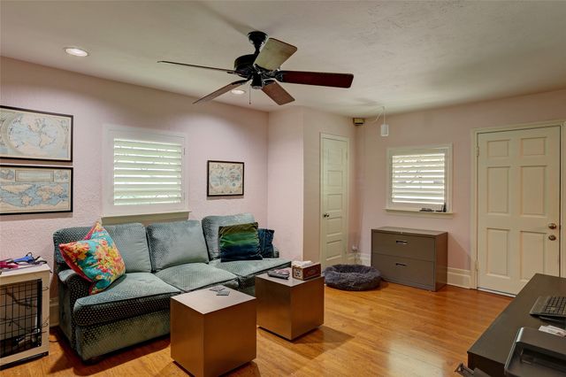 8910 Guernsey Lane, Dallas, TX 75220