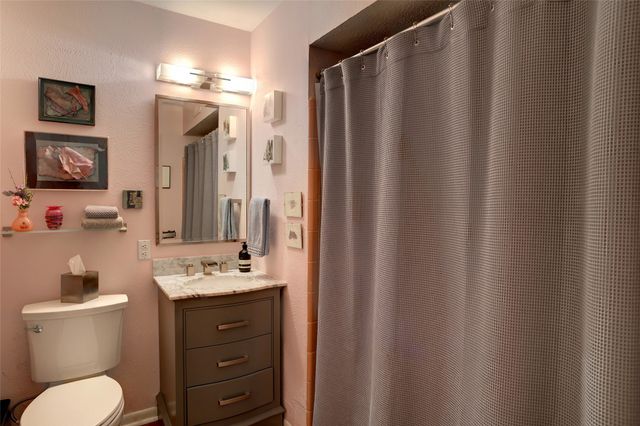 8910 Guernsey Lane, Dallas, TX 75220