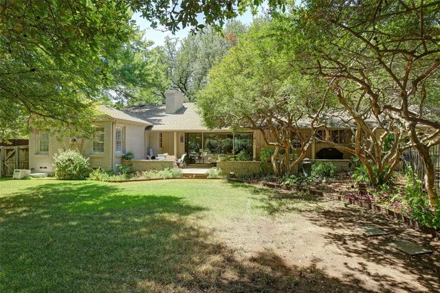 8910 Guernsey Lane, Dallas, TX 75220