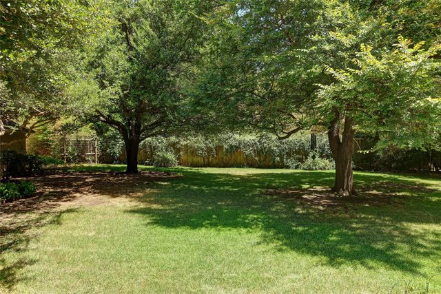 8910 Guernsey Lane, Dallas, TX 75220