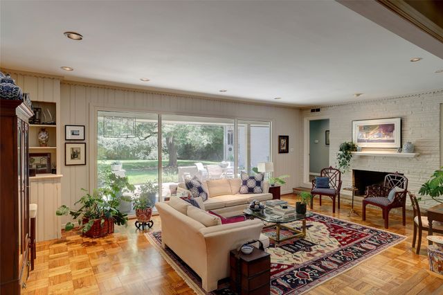 8910 Guernsey Lane, Dallas, TX 75220