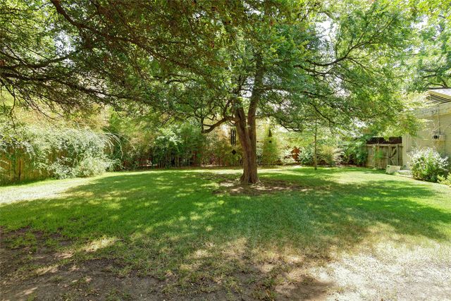 8910 Guernsey Lane, Dallas, TX 75220