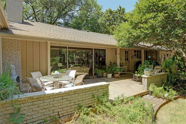8910 Guernsey Lane, Dallas, TX 75220