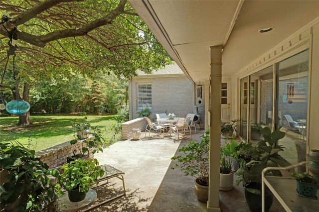 8910 Guernsey Lane, Dallas, TX 75220