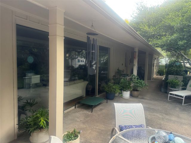 8910 Guernsey Lane, Dallas, TX 75220