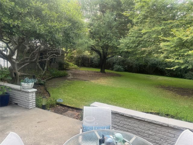 8910 Guernsey Lane, Dallas, TX 75220