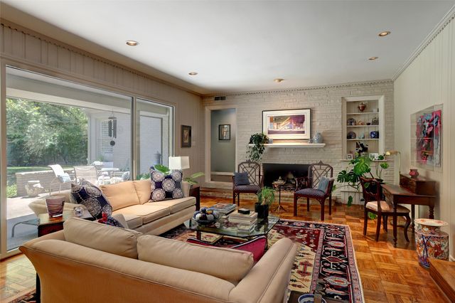 8910 Guernsey Lane, Dallas, TX 75220