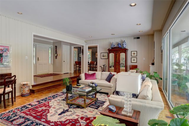 8910 Guernsey Lane, Dallas, TX 75220