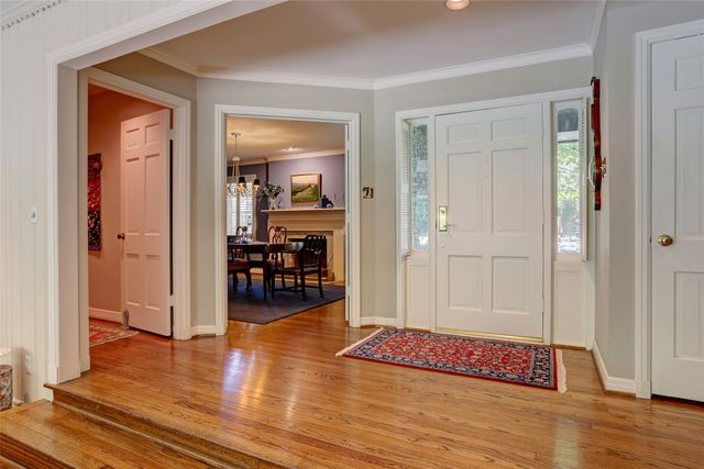 8910 Guernsey Lane, Dallas, TX 75220