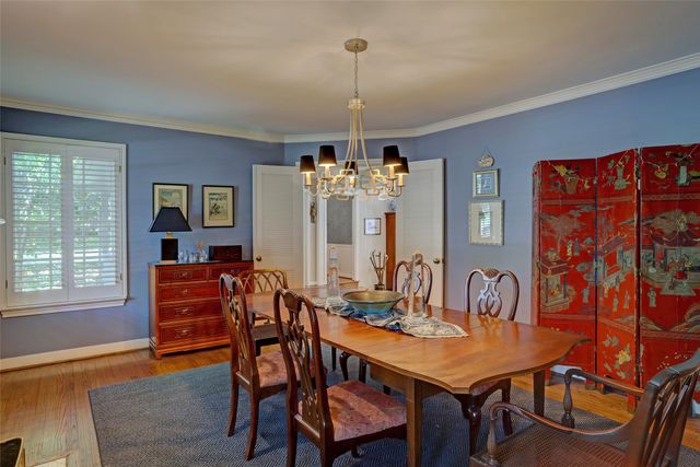 8910 Guernsey Lane, Dallas, TX 75220