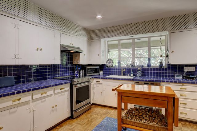 8910 Guernsey Lane, Dallas, TX 75220