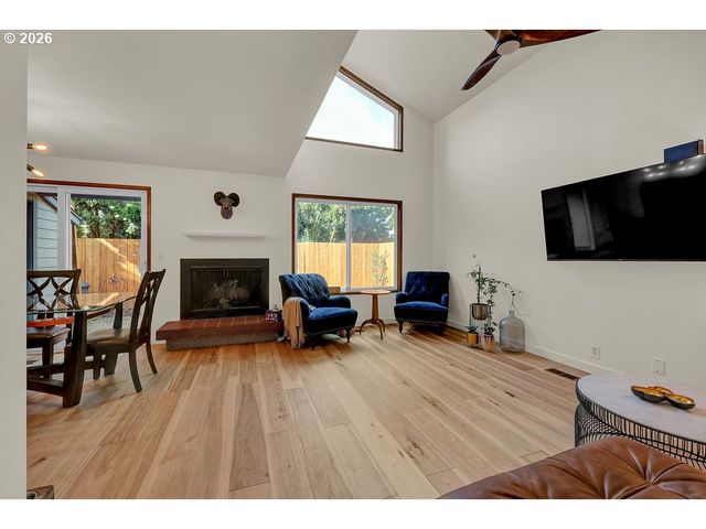 2700 HARLOW Rd, Eugene, OR 97401