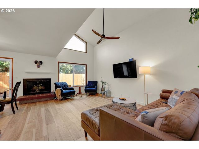 2700 HARLOW Rd, Eugene, OR 97401