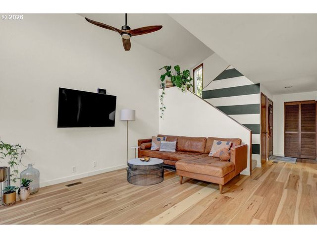 2700 HARLOW Rd, Eugene, OR 97401