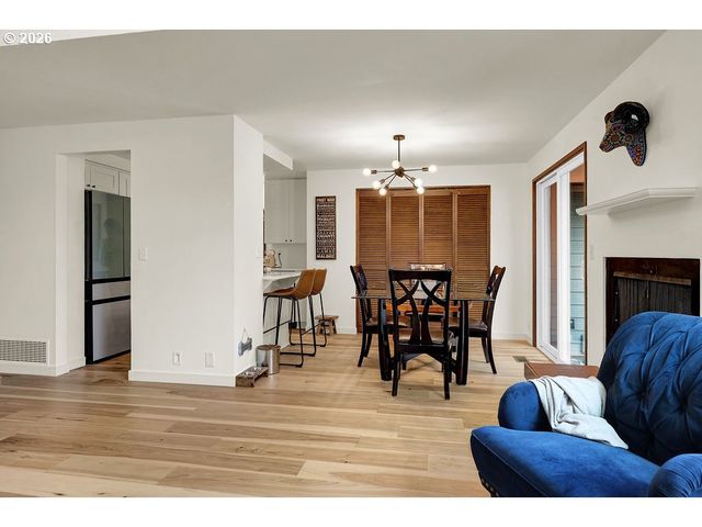 2700 HARLOW Rd, Eugene, OR 97401