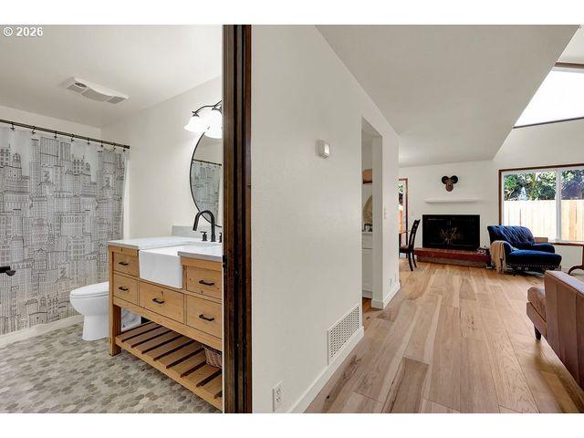 2700 HARLOW Rd, Eugene, OR 97401