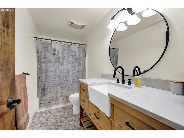 2700 HARLOW Rd, Eugene, OR 97401