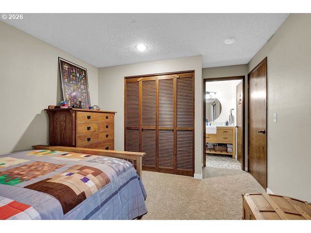 2700 HARLOW Rd, Eugene, OR 97401