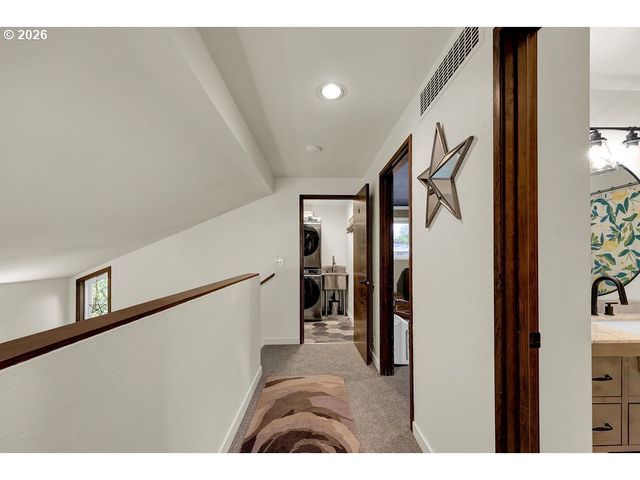 2700 HARLOW Rd, Eugene, OR 97401