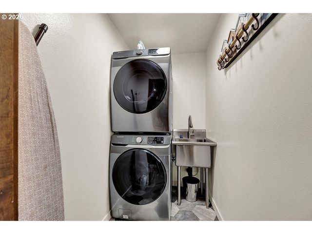 2700 HARLOW Rd, Eugene, OR 97401