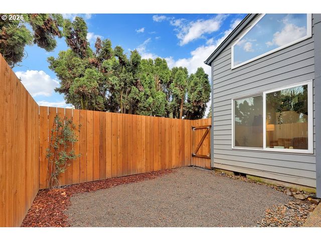 2700 HARLOW Rd, Eugene, OR 97401